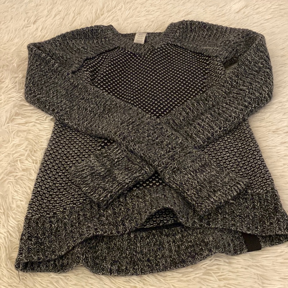 Ivivva long sleeve knitted shirt good condition